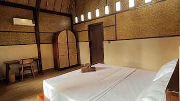 Bungalow Deluxe, vista al jardín | Escritorio, espacio para trabajar con laptop y wifi gratis