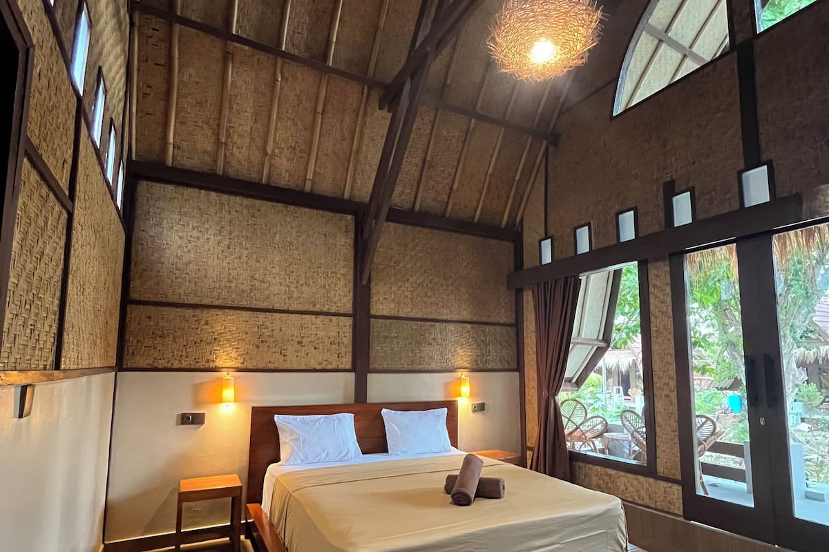 Desk, laptop workspace, free WiFi, bed sheets