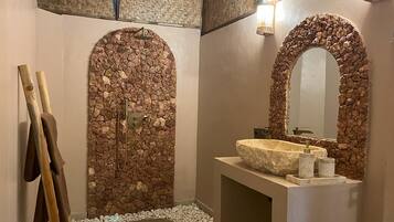 Bungalow Deluks, pemandangan kebun | Kamar mandi | Kombinasi shower/bathtub dan perlengkapan mandi gratis