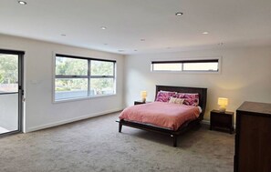 6 bedrooms, WiFi, bed sheets