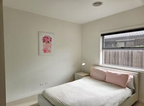 6 bedrooms, WiFi, bed sheets