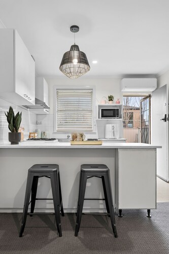 Green Nook by the River & Geelong CBD