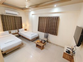 Deluxe Twin Room, City View | Desk, free WiFi