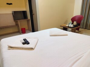Deluxe Room | Desk, free WiFi