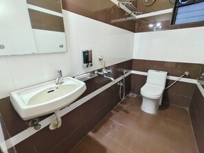 Deluxe Twin Room, City View | Bathroom - Gandharva Inn (Rajgurunagar)
