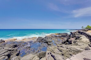 On the beach - 50 Feet to Ocean: Kona Deluxe Ground-Floor Unit! (Kailua-Kona)