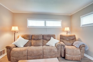 TV, books - Home Near Kinnick, UI Health & Amish Country (Kalona)