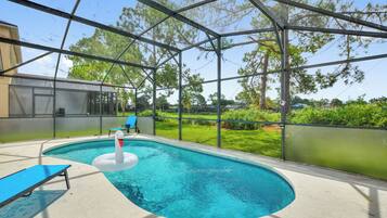 Piscina all'aperto, una piscina riscaldata