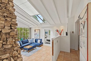 Silitysrauta/-lauta, Wi-Fi, vuodevaatteet