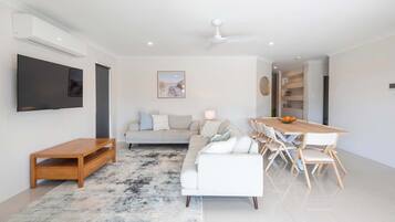 Tv, böcker och kontor