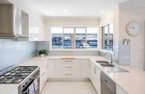 Fridge, microwave, oven, stovetop - Stillwater Stay - Oceanstays - Jetty (Yamba)