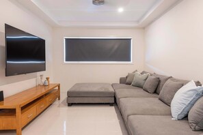 TV, livros, escritórios