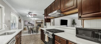Denver: 1 Mile From Texas A&M, 4BR