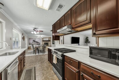 Denver: 1 Mile From Texas A&M, 4BR