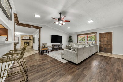 Denver: 1 Mile From Texas A&M, 4BR