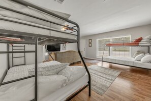 4 bedrooms, iron/ironing board, WiFi, bed sheets