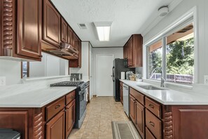 Fridge, microwave, oven, stovetop - Denver: 1 Mile From Texas A&M, 4BR (College Station)