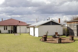 Property grounds - Homely 2-Bed Cottage Near Tenterfield Centre (Tenterfield)