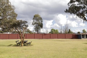 Outdoor dining - Homely 2-Bed Cottage Near Tenterfield Centre (Tenterfield)