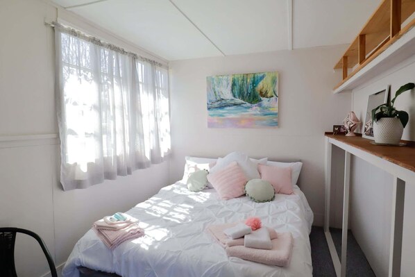 6 bedrooms, WiFi, bed sheets