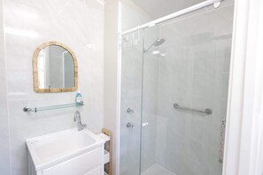 Shower, towels, shampoo