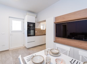 Appartement (Two Bedroom Apartment with Terrace) | Salle de séjour | Télévision à écran plat de 32 pouces avec chaînes par satellite