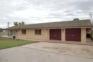 Exterior - Family Retreat in Central Tenterfield (Tenterfield)