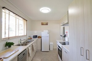 Frigorífico, microondas, horno y placa de cocina