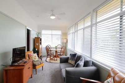 Cosy Sun-Filled Cottage