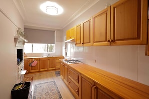 Coffee/tea maker, fridge, microwave, oven - Cosy Sun-Filled Cottage (Tenterfield)