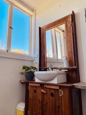 Douche, sèche-cheveux, serviettes fournies