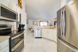 Réfrigérateur, micro-ondes, plaque de cuisson, lave-vaisselle