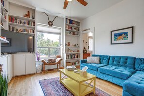 TV, books - Pet-Friendly LoHi Home w/ Fenced Backyard! (Denver)