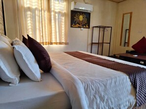 Free WiFi, bed sheets - Alampat Nest (Rajgarh)