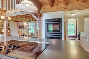 Fridge, microwave, stovetop, dishwasher - Rural Retreat 3 Mi to Morrisville & Rail Trail! (Hyde Park)