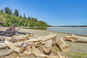 Beach nearby - Mtn-View Camano Island Retreat Overlooking Beach (Camano)