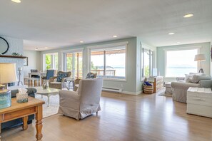TV, video games, table football - Mtn-View Camano Island Retreat Overlooking Beach (Camano)