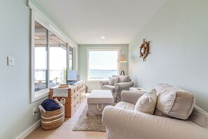 TV, video games, table football - Mtn-View Camano Island Retreat Overlooking Beach (Camano)