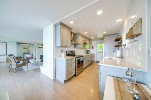 Fridge, microwave, stovetop, dishwasher - Mtn-View Camano Island Retreat Overlooking Beach (Camano)