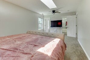 2 bedrooms, desk, iron/ironing board, Internet - Spacious Home < 3 Mi to Hampton Coliseum! (Hampton)