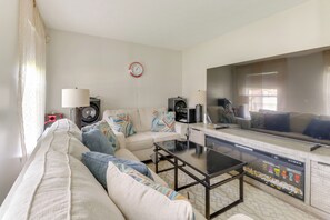 TV, stereo - Spacious Home < 3 Mi to Hampton Coliseum! (Hampton)