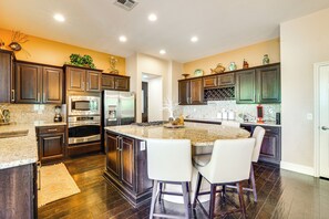 Kjøleskap, mikrobølgeovn, kokeplater og oppvaskmaskin