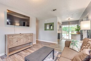 TV, table football, ping pong - Game, Swim & Explore: Family Home in Pensacola (Pensacola)