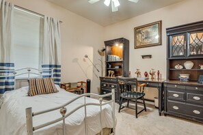 4 Schlafzimmer, Schreibtisch, Bügeleisen/Bügelbrett, Internetzugang