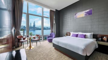 Executive Harbour Room | Premium bedding, down comforters, desk, laptop workspace