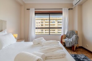 Iron/ironing board, Internet, bed sheets