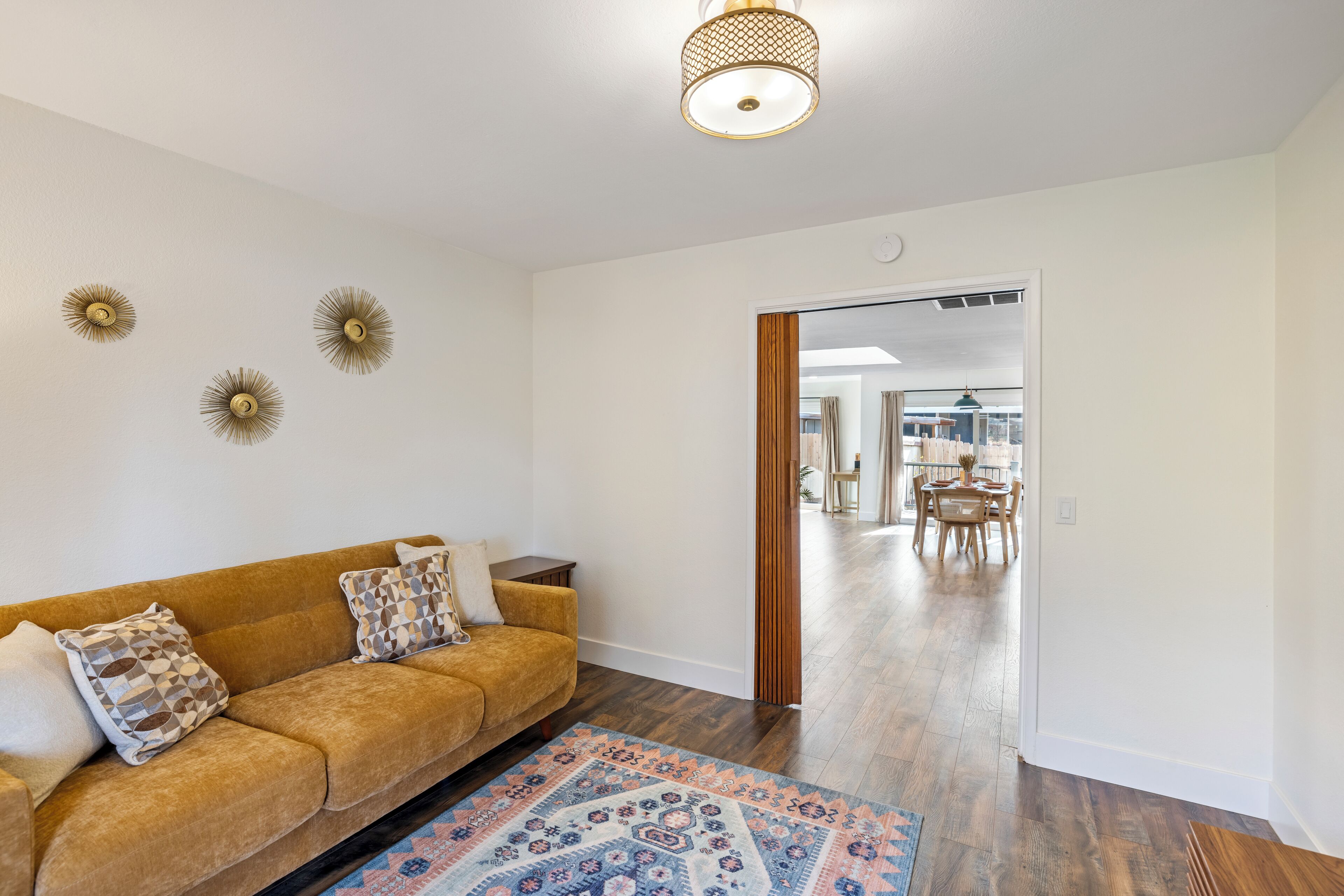 智能电视、DVD 播放器、书