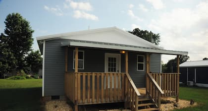 Charming 1-bedroom tiny home in Hazel Green, Al with AC/Heat. Largefront porch.