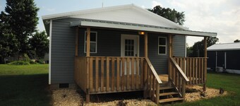 Charming 1-bedroom tiny home in  Hazel Green, Al with AC/Heat. Largefront porch.