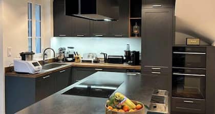 Charming air-conditioned house with swimming pool in a quiet location -near the beach -Faron -centre